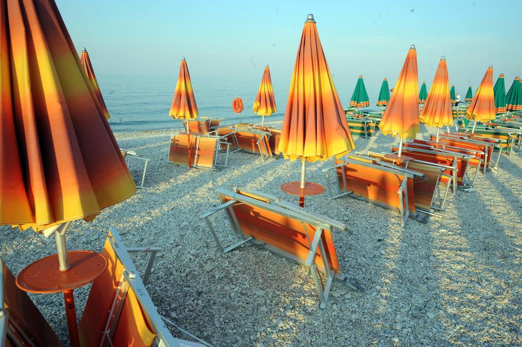 Hotel Continental Fano Buitenkant foto