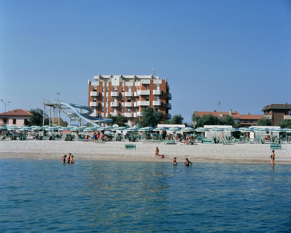 Hotel Continental Fano Buitenkant foto