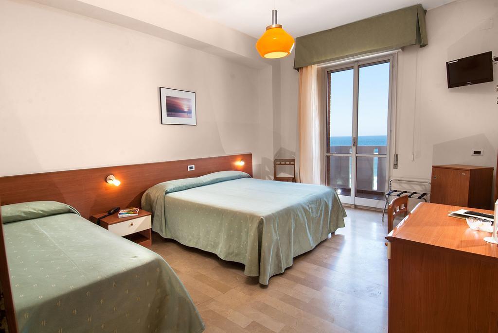 Hotel Continental Fano Buitenkant foto