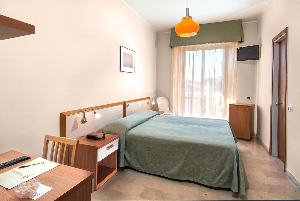 Hotel Continental Fano Buitenkant foto