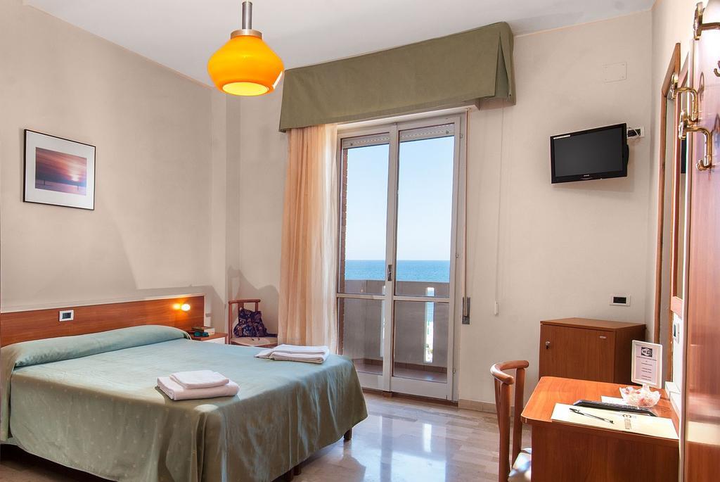 Hotel Continental Fano Buitenkant foto